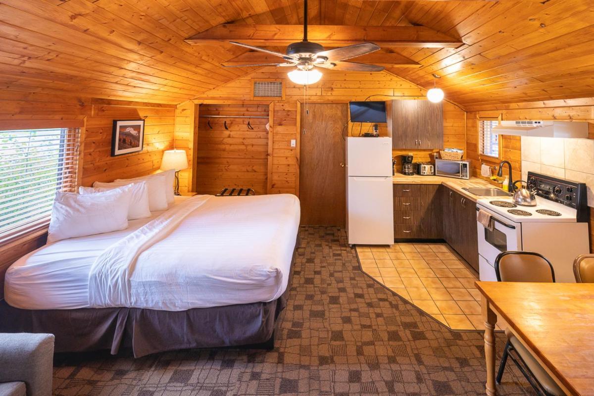 Castle Mountain Chalets Dış mekan fotoğraf