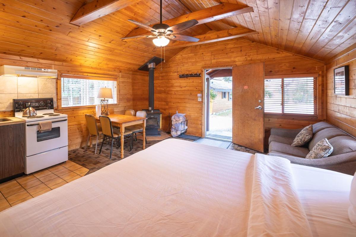 Castle Mountain Chalets Dış mekan fotoğraf